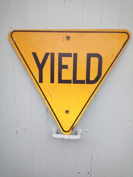Panneau de signalisation "YIELD"