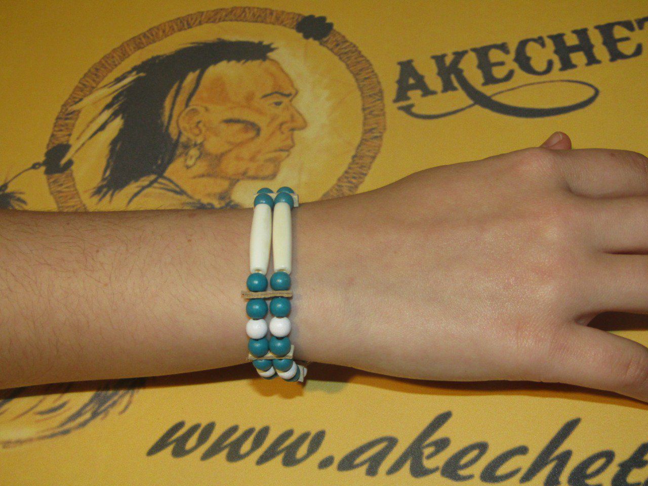 Bracelet indien en os et perles de couleur